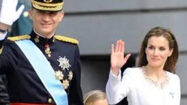 La reina Letizia fue criticada por usar un bolso de imitación