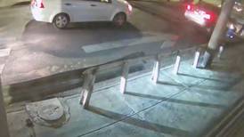 ¡Sorprendente! Joven sale disparada de su auto por no traer cinturón de seguridad (video)