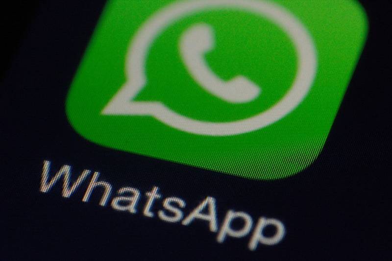 Logo de WhatsApp en un teléfono.