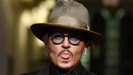 Anuncian premio para Johnny Depp y feministas reaccionan: "No es el momento"