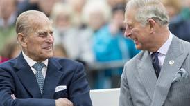 El príncipe Carlos compartió una foto con el príncipe Felipe para agradecer las condolencias por su muerte