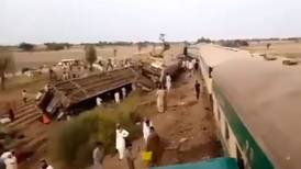 Choque entre dos trenes dejó 27 muertos y 50 heridos en Pakistán