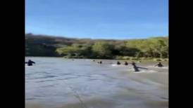 VIDEO: Puente colgante se desploma y turistas caen a un río en Sinaloa