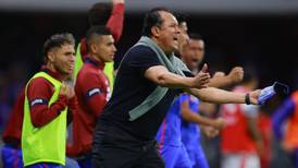 Juan Reynoso es el primer entrenador peruano en quedar como campeón del futbol mexicano