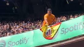 VIDEO | Bandera de España con escudo del Atlético de Madrid generó un escándalo en el Camp Nou 