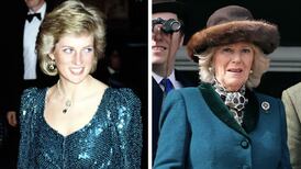 La reina Camilla es acusada de racista por gesto con una niña, restriegan su preferencia a Lady Di