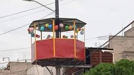 ¡Increíble! Construyen mini salón de fiestas en poste de luz en Nezahualcóyotl