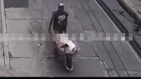 VIDEO: Hombre asesina a una mujer y pasea su cadáver en una carretilla en el Edomex