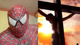 VIDEO | Hombre con disfraz de Spider-Man se hace viral al irrumpir en la crucifixión de Cristo