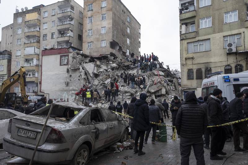 Un fuerte sismo atacó las regiones de Siria y Turquía, el hecho dejó miles de muertos.