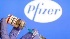 Pfizer y BioNTech emprenden ensayos clínicos para vacuna contra Ómicron