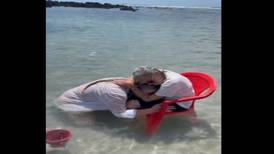 Video: Así reacciona una abuelita de 94 años al conocer el mar