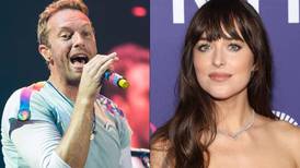 Chris Martin, loco por Dakota Johnson, le declara su amor en pleno concierto de Coldplay