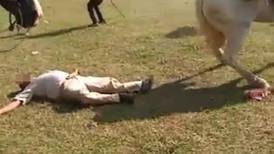 VIDEO | ¡Impactante! Jinete murió tras choque de caballos