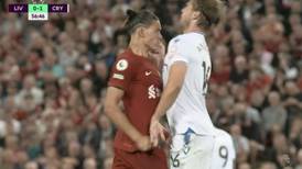 VIDEO | Afición del Liverpool abuchea a Darwin Núñez por aventar cabezazo en partido contra Crystal Palace