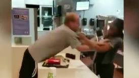 VIDEO | Hombre intenta agredir a una cajera de McDonald’s y termina golpeado
