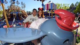 Jorge Salinas y Elizabeth Álvarez llevan a sus hijos a Disneylandia a celebrar su cumpleaños