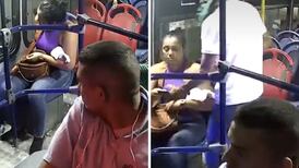 VIDEO| Mujer oculta su celular al ser asaltada en el transporte público y se viraliza