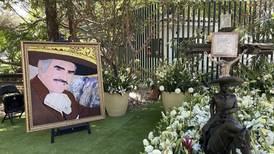 Familia de Vicente Fernández devela estatua del cantante con motivo de su cumpleaños