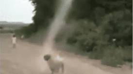 VIDEO | Perrito es captado peleando contra un tornado y se hace viral
