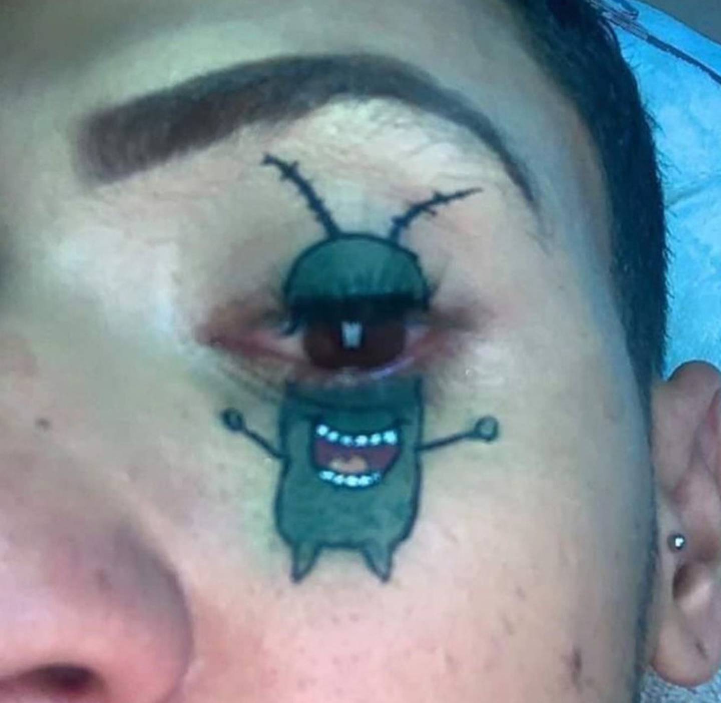 Tatuaje de Plankton en el ojo.