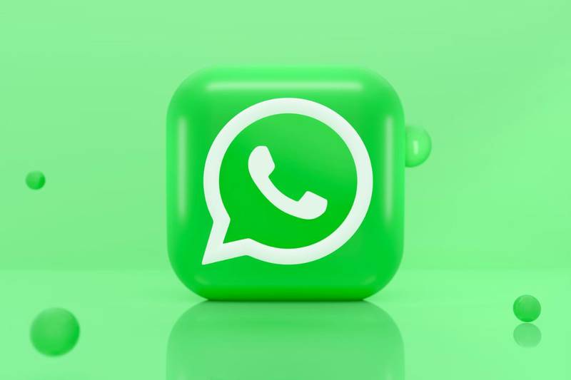 Logo WhatsApp sobre un fondo verde claro.