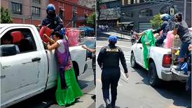 VIDEO | "Lady Tacos de Canasta" se enfrenta con la policía: se llevan sillas de su negocio