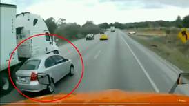 VIDEO | Tráiler empuja a un carro y provoca fuerte accidente en la carretera