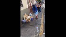 Video: Avientan agua a abuelita que vendía artesanías en la calle