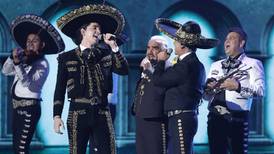 Alejandro Fernández y Alex, su hijo, homenajean a Vicente Fernández en su primer concierto juntos