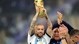 FOTO | 'Papu' Gómez sorprende al tatuarse al 'Dibu' Martínez tras la Copa del Mundo