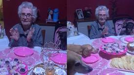 VIDEO | Abuelita celebra su cumpleaños 89 en compañía de sus perros y se vuelve viral