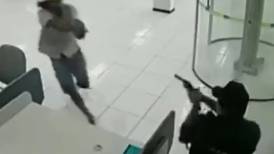 VIDEO | ¡Imágenes fuertes! Policía frustra asalto en banco de Brasil, el asaltante muere en el lugar