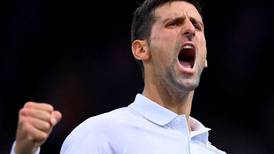 Novak Djokovic encabeza serie en el Abierto de Australia pese a polémica de visa
