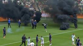 VIDEO | Partido entre Groningen y Ajax fue suspendido por invasión de hinchas y lanzamiento de bengalas 