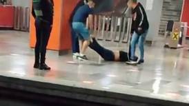 VIDEO | Jóvenes arrastran a amigo borracho en el Metro de la CDMX "Estos sí son amigos de verdad"