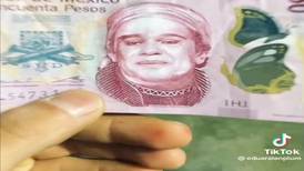 VIDEO | Joven recibe billete falso de 50 pesos con la cara de Juan Gabriel y se hace viral