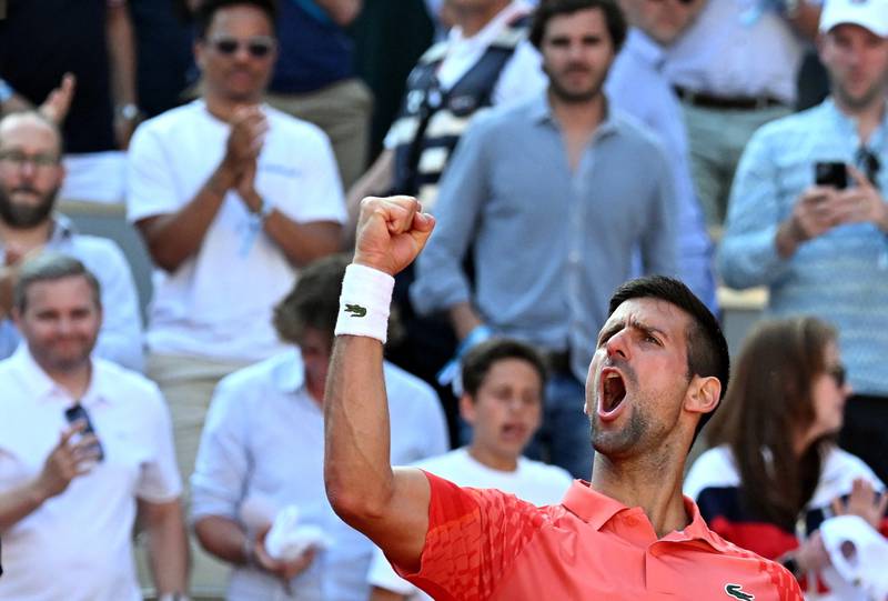Novak Djokovic celebra su victoria ante Alcaraz en Roland Garros.