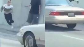 VIDEO | Mujer se arroja a la carretera tras discutir con su novio y se hace viral