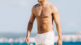 Carlos Rivera se muestra en la playa sin camisa y enloquece a sus fans