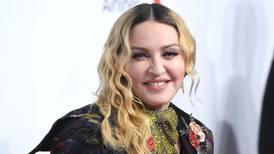 Solo con joyas: Madonna posa completamente al natural en respuesta a las críticas de sus heaters