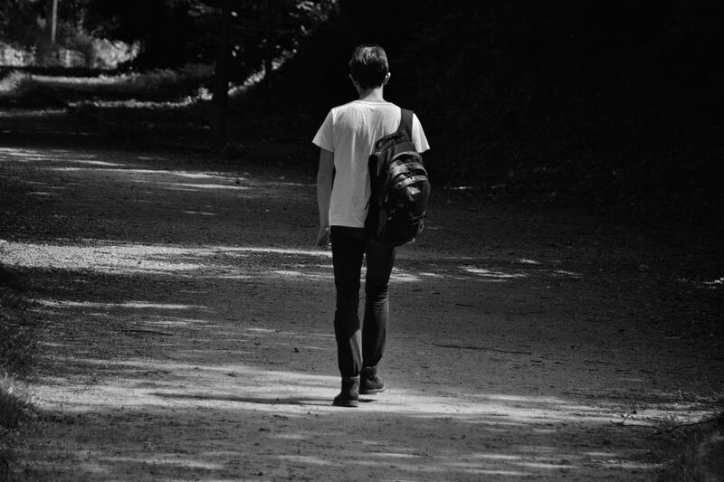 Hombre caminado solo.