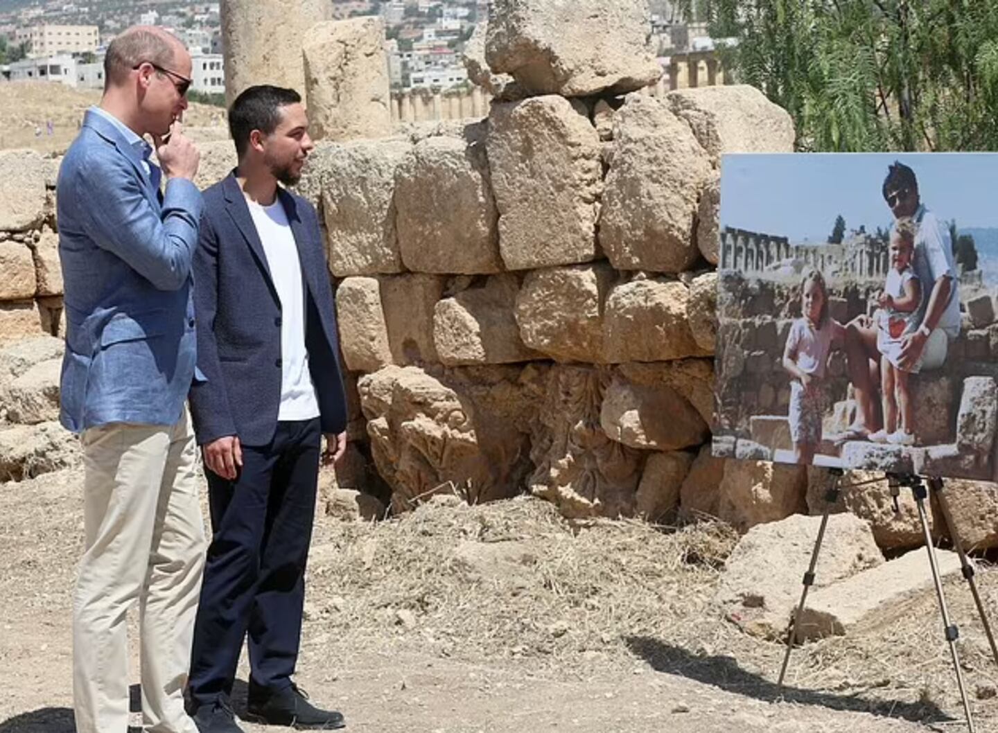 El príncipe de Gales durante una visita guiada en Jerash