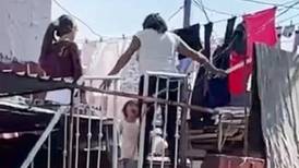 Mujer golpea con un palo a niña de 2 años por perder dinero y se viraliza | VIDEO