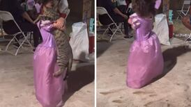 VIDEO| Niña baila la canción "No se va" con su gato y se viraliza