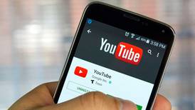 ¿Puedes escuchar videos de YouTube con la pantalla del celular bloqueada?
