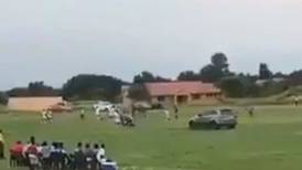 VIDEO | Terror en Sudáfrica: Aficionado intentó atropellar a un árbitro