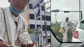 VIDEO: Abuelito se vuelve viral por solo aceptar monedas de 10 pesos en el semáforo