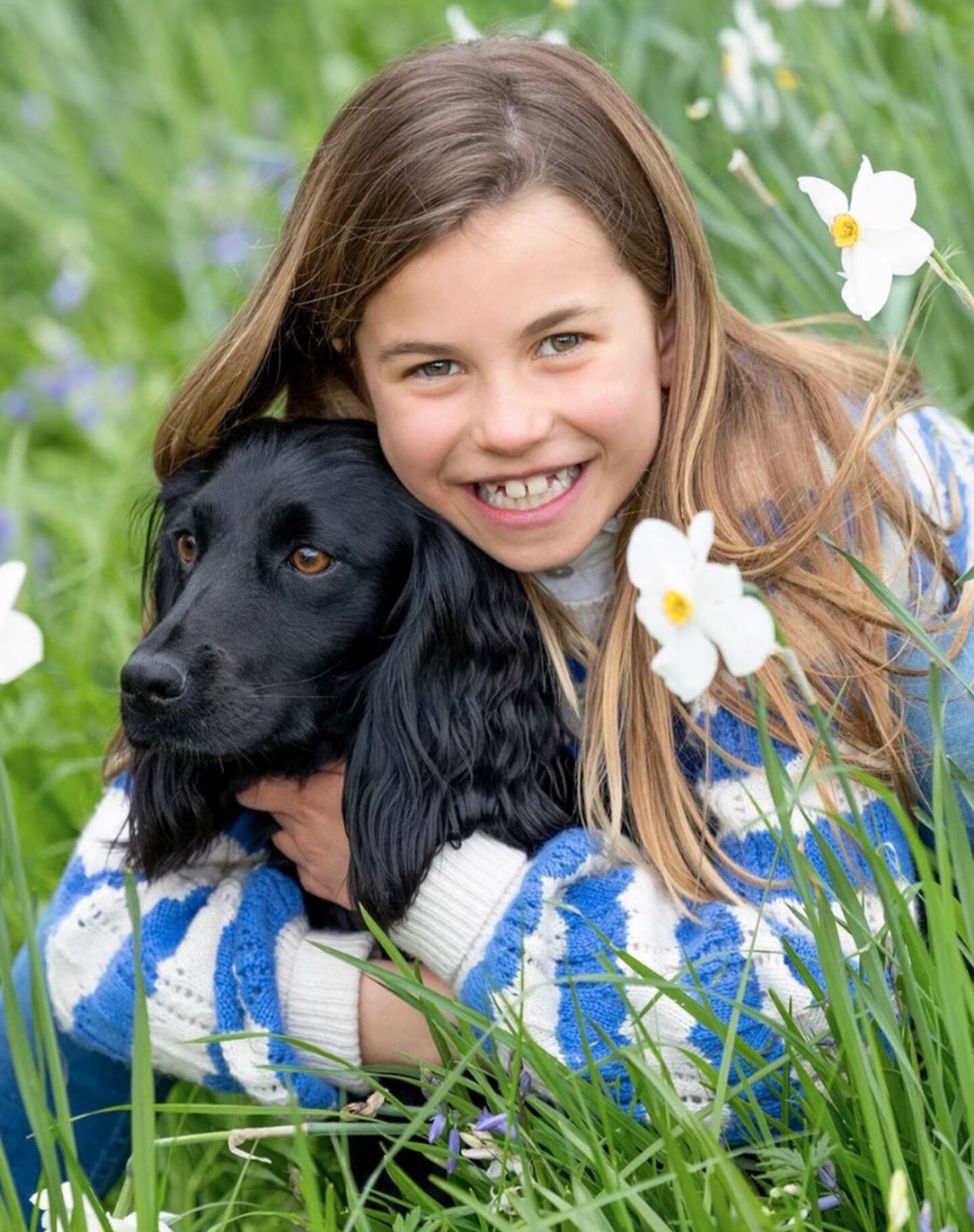 La princesa Charlotte posó con su mascota Orla para la fotografía de su cumpleaños
