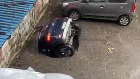 Socavón devora a carro estacionado en la India, tras fuertes lluvias